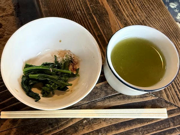 サービスのおひたしとお茶