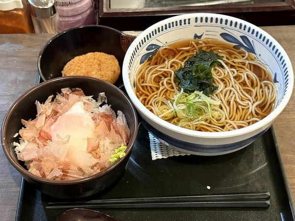 さばコロッケそば 650円 と 究極おかか飯 300円
