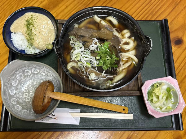 ちたけ入りきのこうどんとミニとろろめしのセット（うどん大盛り） 1,300円 