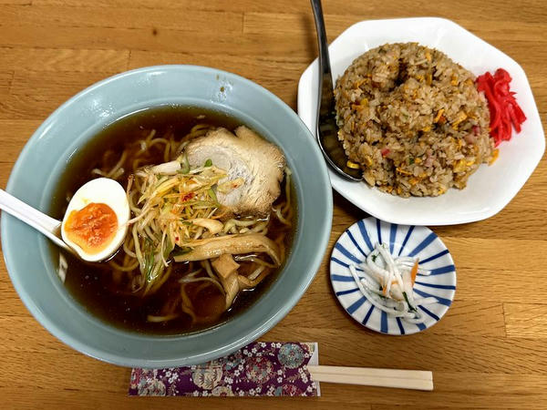 Fセット（しょうゆラーメン＋五目チャーハン） 1,050円