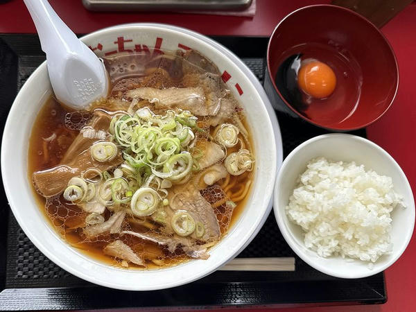 ラーメン 780円 ＋ 生卵 100円 ＋ ライス（平日1杯無料）