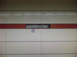 赤帯の中に駅名板がはずされた場面、駅名板があった場所の下には[M23]の表記あり