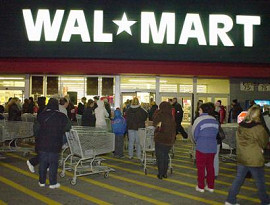 Wal-Martのセールに開店前から並ぶ人たち
