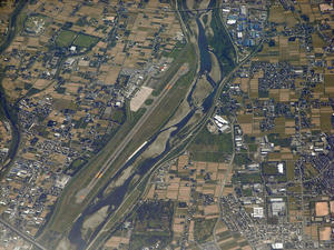 800px-Toyama_airport_as_seen_from_air_20080916.jpg