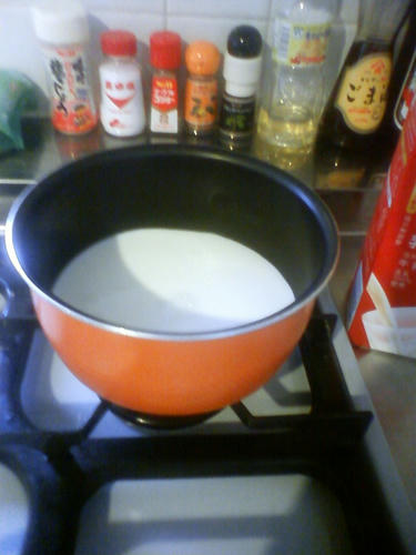 牛乳を沸かします。