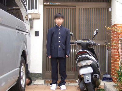 振り向けば奴がいる