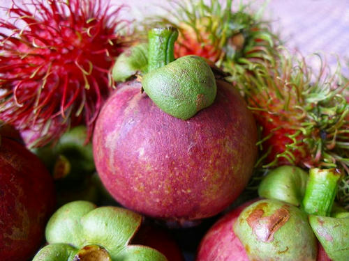 800px-Mangosteen_closeup.jpg