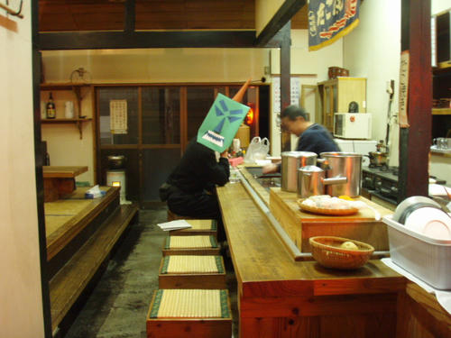 店の主人は無視。