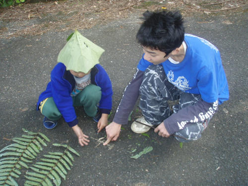 草の遊び伝授中。