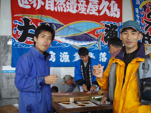 さばきたてのお魚をぱくり!