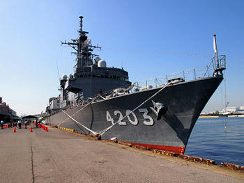 艦首側の岸壁は立入禁止だったので、警備をされていた自衛官さんに訊いてみたら、快く撮影してくださいました！