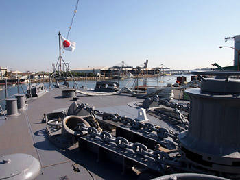 艦首の日章旗を望む