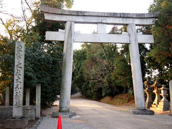 一の鳥居から二の鳥居を望む