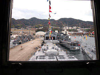 艦橋の窓から前方を見たところ