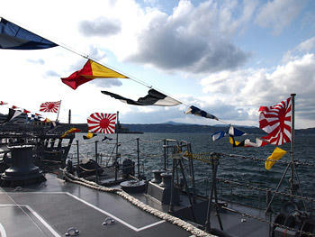 満艦飾と自衛艦旗三連