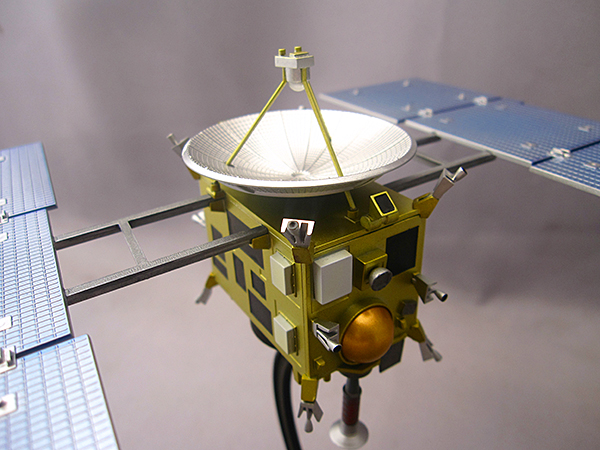 小惑星探査機MUSES-C「はやぶさ」塗装済完成品