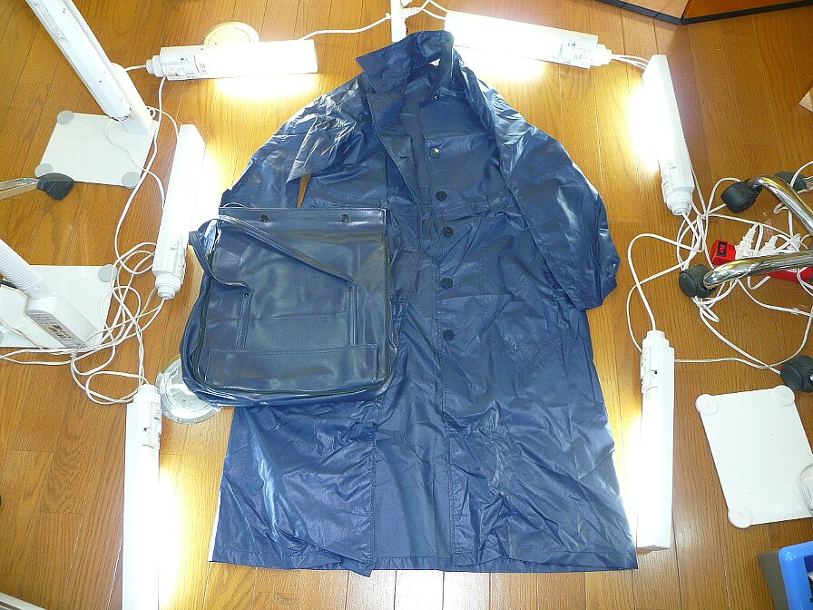 合皮製バッグとレインコート