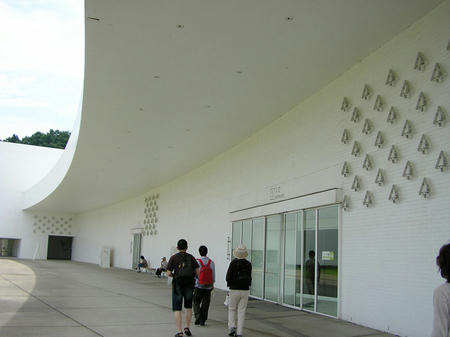 青森県立美術館