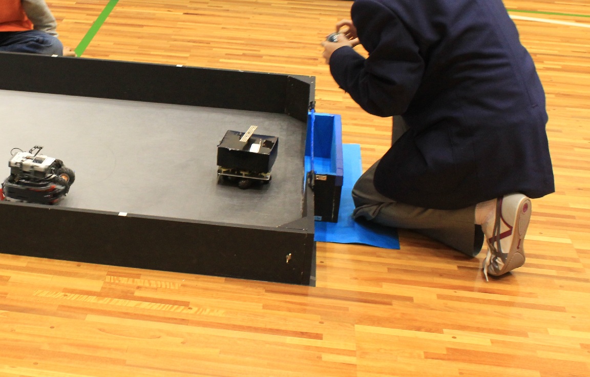 チーム「こりおり」、一緒に2009年度のジャパンオープンでレスキューセカンダリマルチチームの競技で全国優勝(笑)した仲間です。今年は一人(?)でサッカーロボットを2台作ってきていまいた。どうやらしばらく徹夜続きでお疲れの様子・・・