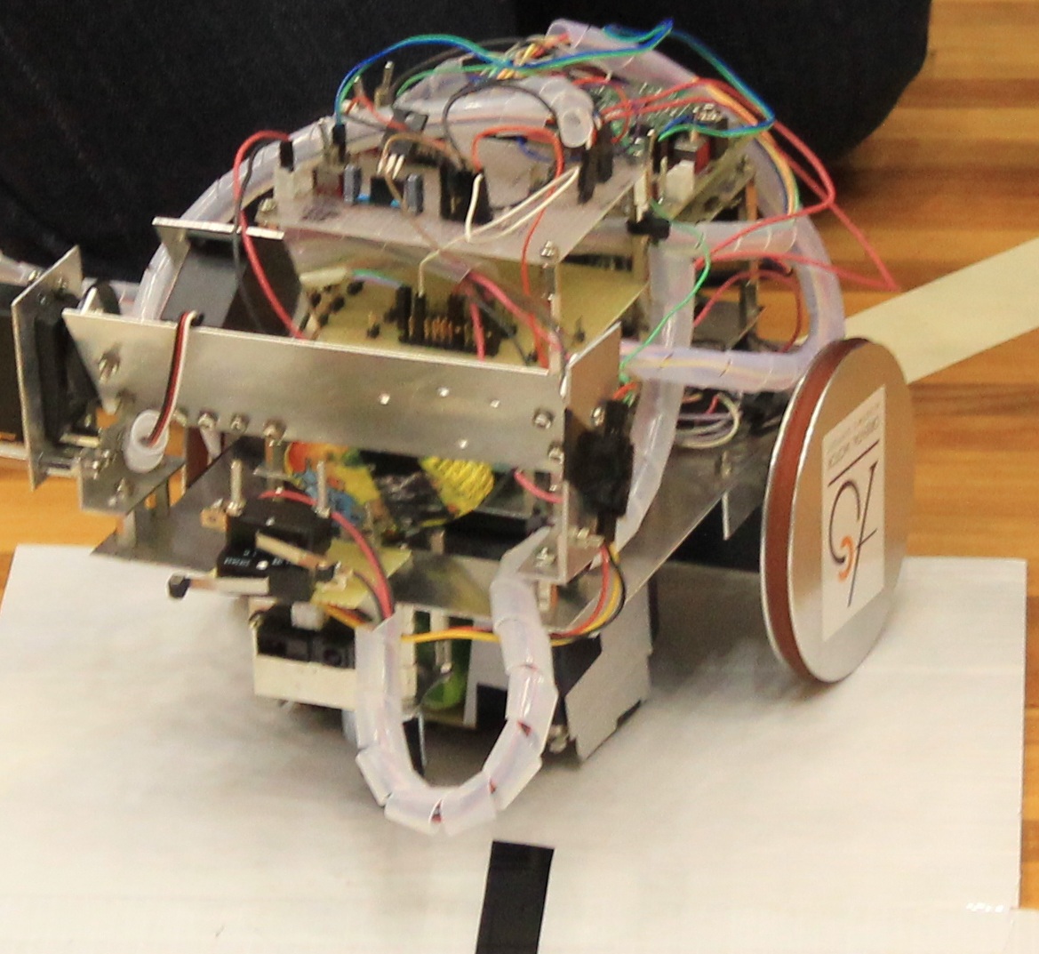 去年のロボットも大きかったですが、今年のロボットも大きいですね。やっぱりモーターの音がいい!