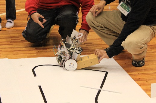 障害物はレンガ・・・ですかね?このまま乗り越えていってしまいそうな勢いです。なんか将来のレスキュー競技を予感させる動きでしたね