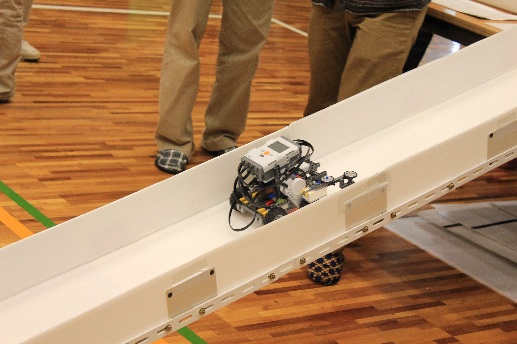 やはりちょっとNXTの位置が高いから上りにくいのでこのようにしているのでしょうか。ローラーを頼りにゆっくりゆっくり上っていきます。