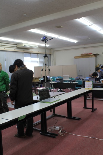 レスキューとサッカーのLive映像がPCに映し出されています。大体1分~1分半くらい映像が遅れていることに対して疑問を持っていた子どもがたくさんいたみたいです。