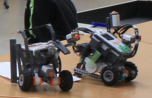 NXTのサッカーロボットです。やっぱりサッカーだとロボデザイナーや自作機に比べて機動力が低くなってしまうようでしたね。