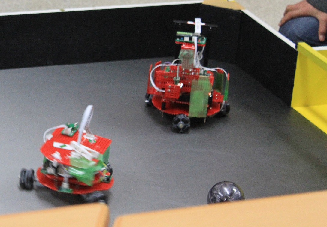 ロボデザイナーで作られたサッカーロボットです。ロボデザイナーのロボットはこれに似た形のものが多かった記憶があります