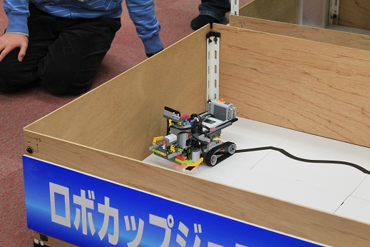 最強キャタピラーズのロボットです。重・・・戦車? なんと、テクニックの新型電池ボックスを2つも搭載しているとのことです。