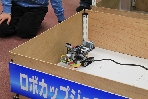 最強キャタピラーズのロボットです。重・・・戦車？　　なんと、テクニックの新型電池ボックスを2つも搭載しているとのことです。