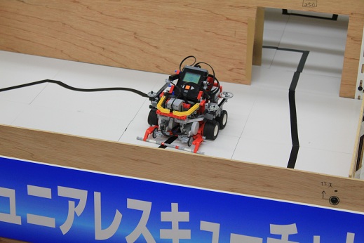技志向K3のロボットです。これもまた・・・重戦車ですね・・・あの太いタイヤ4本は反則レベルですよ(笑)