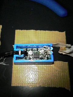 青色LEDにつけかえたところです。本当はもっと小型のやつ(元々ついていたLEDと同じ大きさのもの)がほしかったのですが、当時の秋葉には売っていませんでした・・・(今は秋月等で見かけますね)