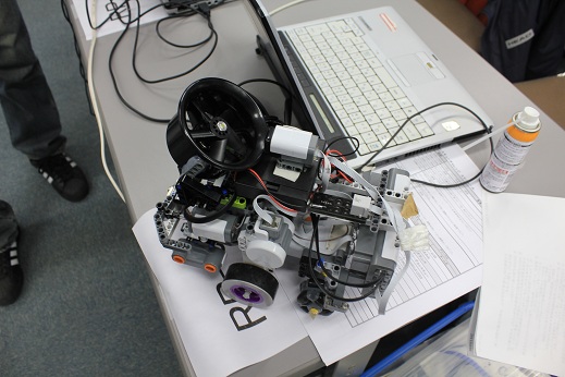RYUのロボット。NXT2台積みの超重量級のロボットです。一体どこから突っ込めばいいのやら・・・車検が凄く楽しかったです♪