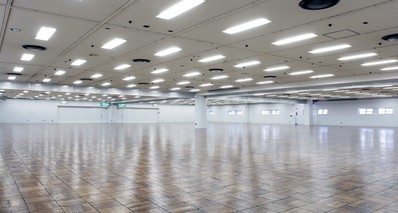 こんな感じの『超』大部屋でした。ここに机がずらーっと・・・そして人もずらーっと・・・直前まで学校で講習会だったので滑り込み。もう殆どの席に人が座っていたのですが、ここまで多いと・・・こわい(笑)