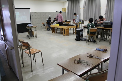 こんな感じです。手前がパドックで奥がフィールド。その後ろが本部です。入ってすぐの机はセンサー販売を、一番左奥のスクリーンでは10分間メイキングの部活PVが流れています。