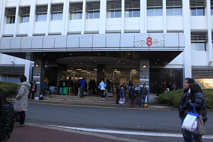 ロボカップジュニア2012関東ブロックの受付です。まだ早い時間(でもなかったから)人がいっぱいです。柱にLα+ロボットがいっぱいいるような・・・。