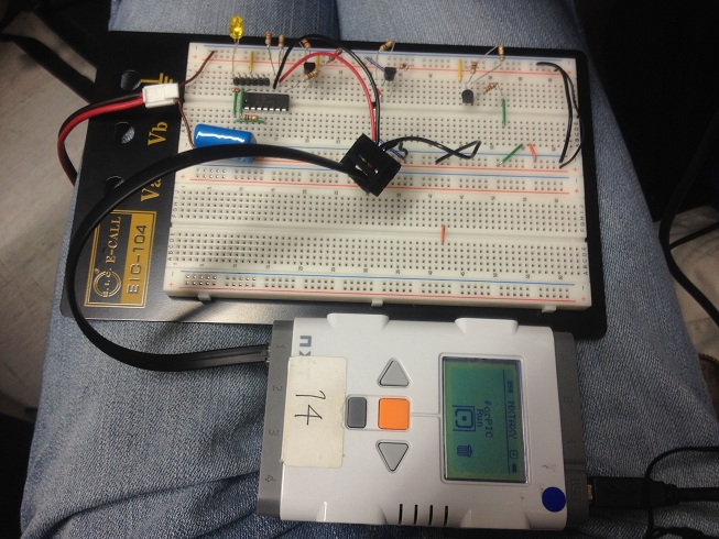 NXTとPICを繋いでみました。左の巨大なセラコンはあれです。後輩の戦いの軌跡です。