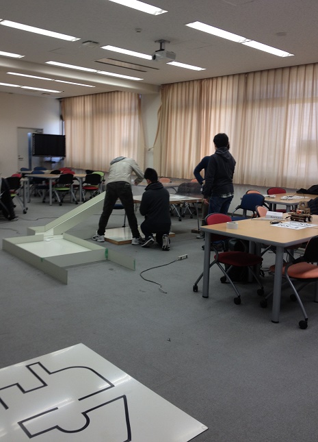 今回の会場は6階のPBL室です。競技会開始前のフィールドの作成の写真を一枚頂きました。競技会中の写真は担当のカメコの方（元部長）が撮影されていましたので特に撮ってないです。