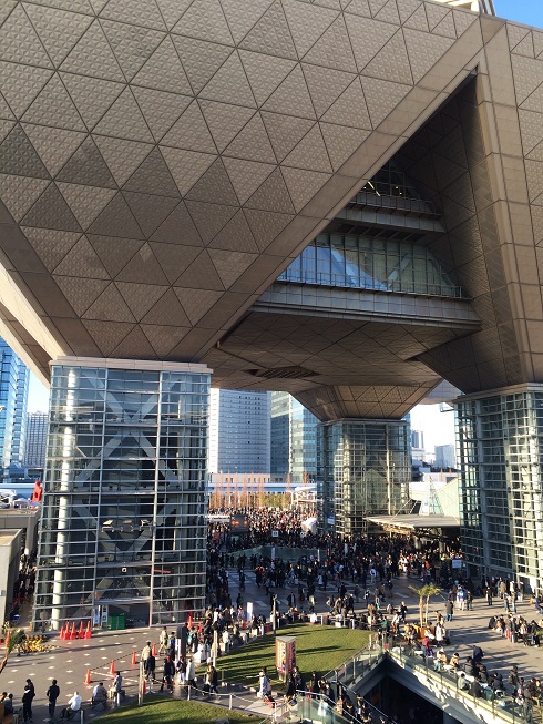 外。この建物は会場ではない。