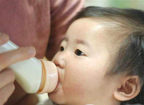 ミルクをぐびぐび飲む7ヶ月