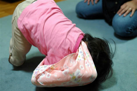 一升餅に潰される1歳児