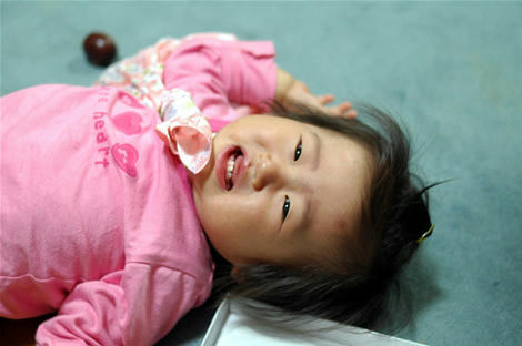 無理ーっ！　絶対無理ぃぃぃ　一升餅に敗れる1歳児
