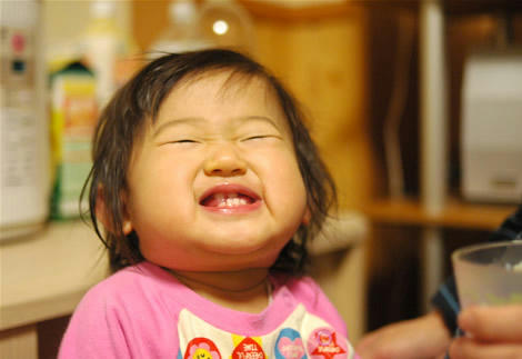 炭酸に身悶える1歳児
