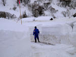 雪と戦う人々