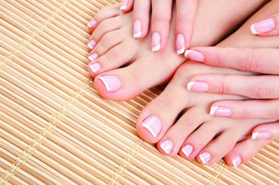 B&iacute; quyết dưỡng da tay ch&acirc;n kh&ocirc; nứt v&agrave;o m&ugrave;a đ&ocirc;ng