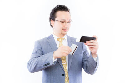 カードを利用する男性