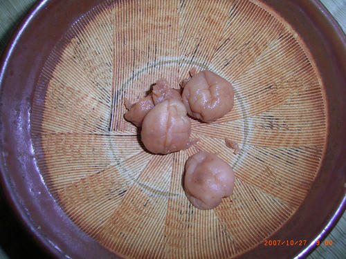梅干を半分に切り、種を取り出します。