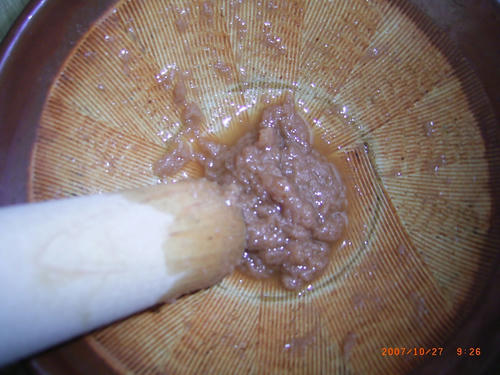 胡麻油、塩を加えて、更に擂り潰します。