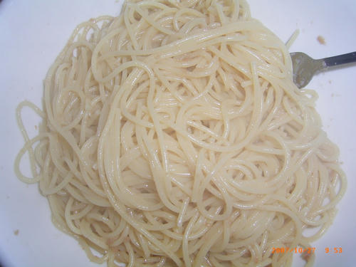 スパゲッティが茹で上がったら、器に移し、ソースと和えて出来上がり。